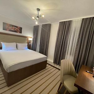 Zimmer mit Kingsize-Bett